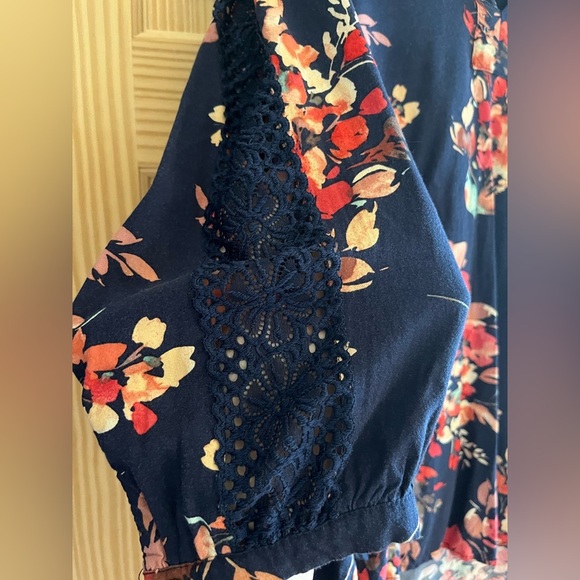 Torrid Women’s Navy Blue Flowered Blouse Size 0 - Picture 4 of 8